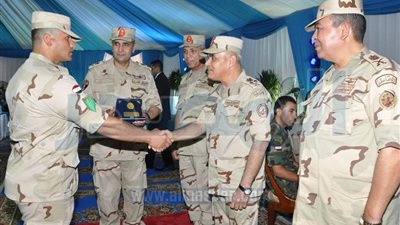 الفريق أول صدقي صبحي يكرم عدد من ضباط الصف والصناع العسكريين وأسرهم ويشاركهم تناول الإفطار 