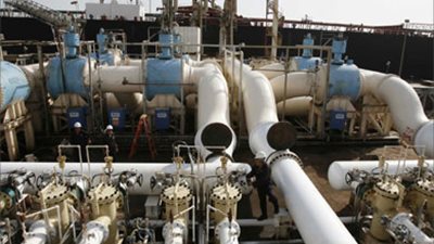 النفط يتراجع صوب 104 دولارات بسبب مخاوف الإمدادات والنمو