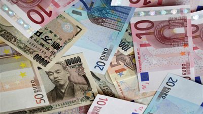 الين يتراجع أمام الدولار قبل قرار المركزي الأوروبي