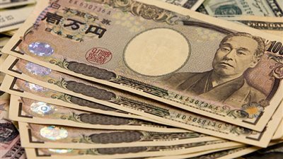 الين يهبط مع ارتفاع الأسهم اليابانية بفعل تجدد آمال التحفيز النقدي