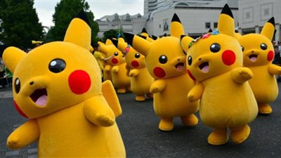 شخص يطلب دخول مركز للشرطة للإمساك بـ