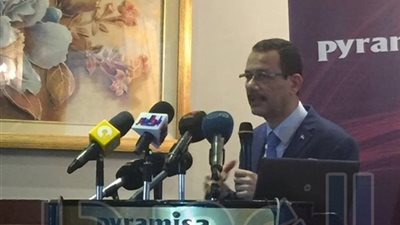 رئيس الهيئة الاقتصادية لقناة السويس يلتقي العاملين بميناء بورسعيد