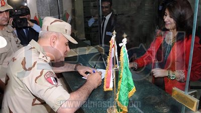 وزير الدفاع وعدد من ضباط وصف وجنود القوات المسلحة يتبرعون لصندوق 