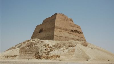السياحة تدرج هرم ميدوم ضمن برامج زيارة أهرامات الجيزة