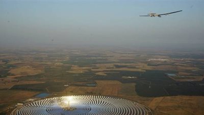 صور: طائرة تعمل بالطاقة الشمسية تغادر إسبانيا متجهة إلى القاهرة