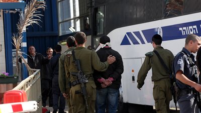 الضفة:استشهاد شاب فلسطيني واعتقال 64 في القدس والخليل