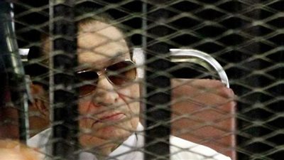 تأجيل إعادة محاكمة مبارك ونجليه بقضية 