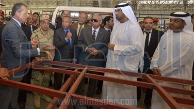 بالصور: وزيرالدولة الإماراتي يتفقد نموذج حافلات مشروع للنقل العام 