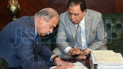 صور: رئيس الوزراء يبحث خطط تطوير المستشفيات الحكومية 