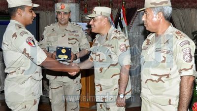 وزير الدفاع يلتقى بقادة وضباط قوات حرس الحدود