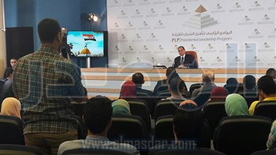 بالصور.. السيسي يلتقي أحد المجموعات الدراسية بالبرنامج الرئاسي للقيادة