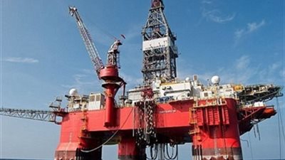 برنت يستقر قرب أدنى مستوى له في 14 شهرا بفعل وفرة الامدادات