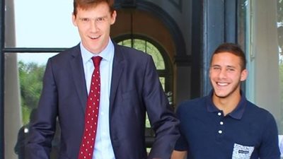 شاهد: السفير البريطاني يقف على الكرة خلال استقبال رمضان صبحي