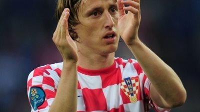 مودريتش الكرواتي يمدد تعاقده مع ريال مدريد