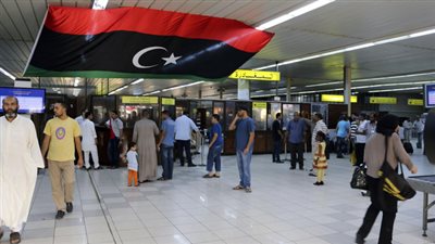 تونس ومصر توقفان حركة الطيران مع ليبيا