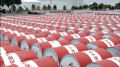 برنت يهبط صوب 102 دولار تحت وطأة المعروض والدولار