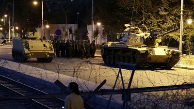 الجيش التركي يعلن تسلمه زمام السلطة في البلاد