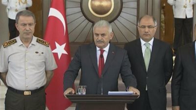 رئيس وزراء تركيا يدعو المواطنين للنزول إلى الميادين الليلة