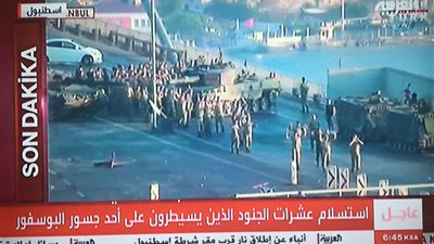 أتراك يذبحون أحد الجنود ويعتدون بالضرب على آخرين بجسر البسفور 