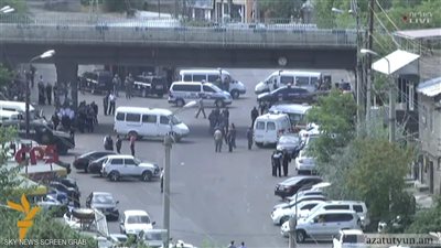 طيارون بالجيش يحتجزون رهائن في أرمينيا ويخططون للسطيرة على مبانٍ حكومية