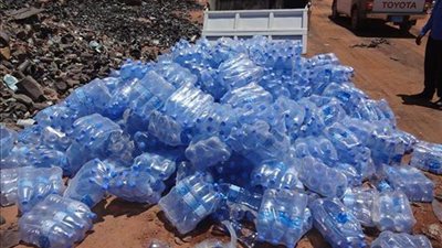 ضبط زجاجات مياه غير صالحة للإستهلاك الآدمى بأحد مخازن الباعة الجائلين