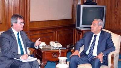 وزير التجارة يبحث مع المبعوث البريطاني تطوير العلاقات الاقتصادية المشتركة