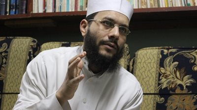 إخلاء سبيل الشيخ محمود شعبان و13 آخرين في اتهامهم بالتحريض على العنف