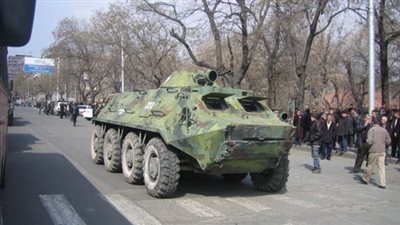 مدرعات الجيش الأرمني تدخل منطقة مركز الشرطة الذي يحتجز فيه الرهائن