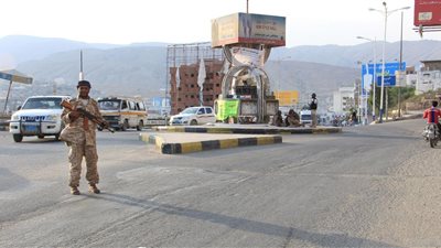 اليمن.. قتلى بتفجير سيارتين مفخختين في المكلا