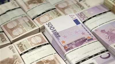 اليورو قرب مستويات متدنية بفعل المركزي الأوروبي وأوكرانيا