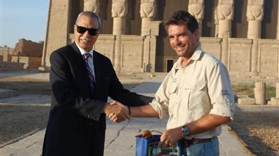 رحالة بريطاني يختتم رحلته النيلية ويصل لرشيد .. وفريقه يتبرع لصندوق 