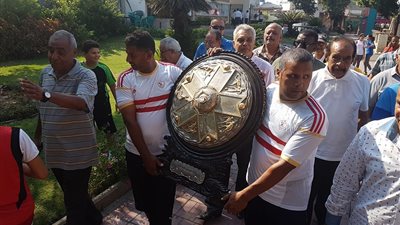 شاهد: نجوم الزمالك يسلمون درع الدوري للنادي الأهلي