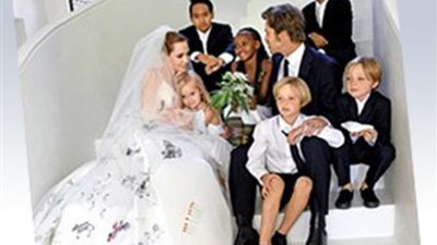 بالصور.. فستان أنجلينا جولي يوم زفافها؟