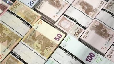 اليورو يهبط لأدنى مستوى في عام مقابل الدولار بفعل تكهنات التيسير النقدي