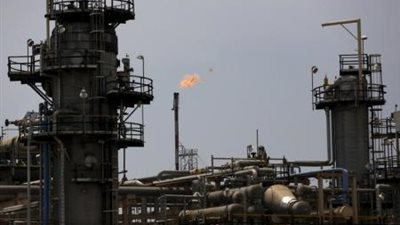 النفط ينخفض قبيل نشر بيانات مخزونات الخام الأمريكية