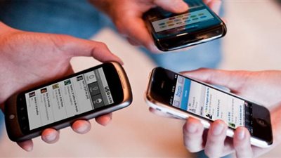 الرجال يفضلون استخدام الهاتف عن الأصدقاء