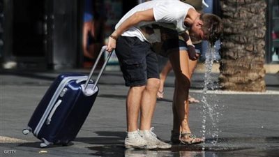 بريطانيا تشهد أعلى درجات حرارة.. إقبال على الشواطئ وحمامات السباحة