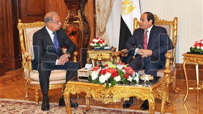 السيسى يناقش مع رئيس الوزراء سبل توفير مناخ جيد لجذب المستثمرين