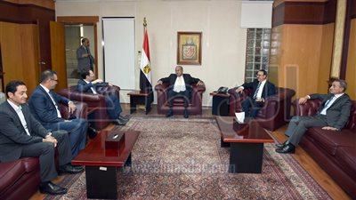 الحكومة تستعرض الخطط الاستثمارية لشركة 