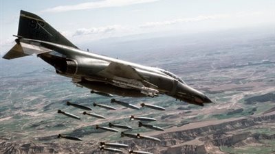 طائرات أمريكية تقصف مقاتلي الدولة الاسلامية قرب سد حديثة بالعراق