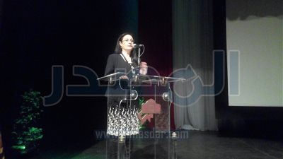 أحلام يونس تكرم المستشار القانوني لأكاديمية الفنون في حفل وداع