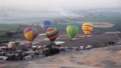 إقلاع 10 رحلات بالون طائر تقل 160 سائحًا بالأقصر