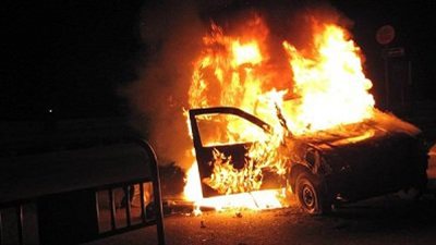 مجهولون يشعلون النيران في سيارة أمين شرطة بالبحيرة