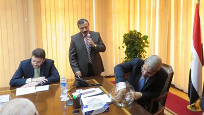 وزير المالية يجري القرعة العلنية لتأشيرات حج العاملين بالوزارة