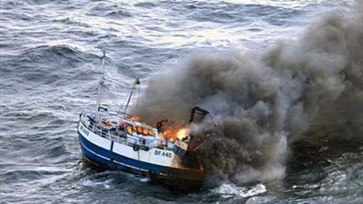 مصرع 3 صيادين مصريين وإصابة 5 آخرين في حريق مركب بليبيا