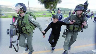 بالفيديو.. قوات إسرائيلية تعتقل طفلا فلسطينيا