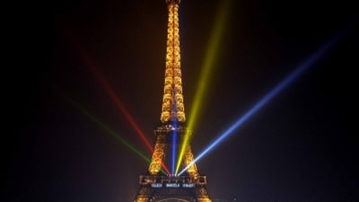 إضاءة برج إيفل بألوان العلم الألماني تكريمًا لضحايا حادث 