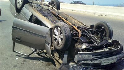 إصابة 12 اثر انقلاب سيارة بطريق 