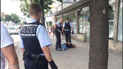 الشرطة الألمانية تعتقل لاجئ سوري هاجم أشخاص بـ 