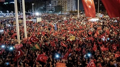 آلاف الأتراك يتظاهرون في ساحة تقسيم اعتراضًا على حالة الطواريء